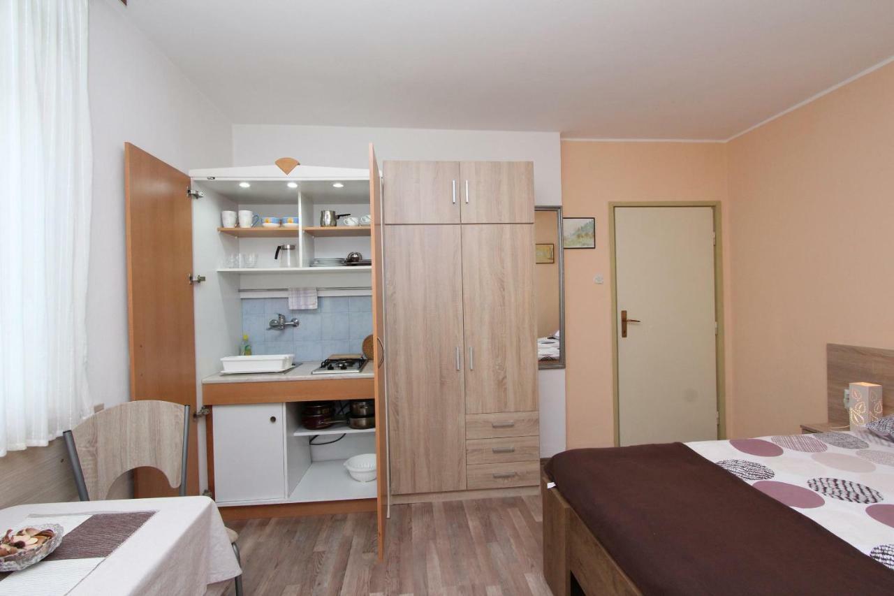 Apartments And Room Eva Ровинь Экстерьер фото