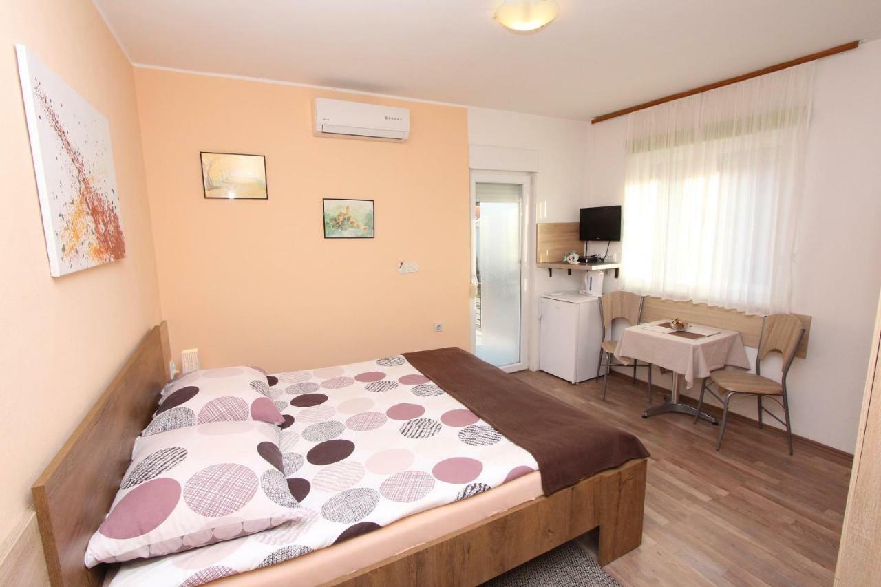 Apartments And Room Eva Ровинь Экстерьер фото