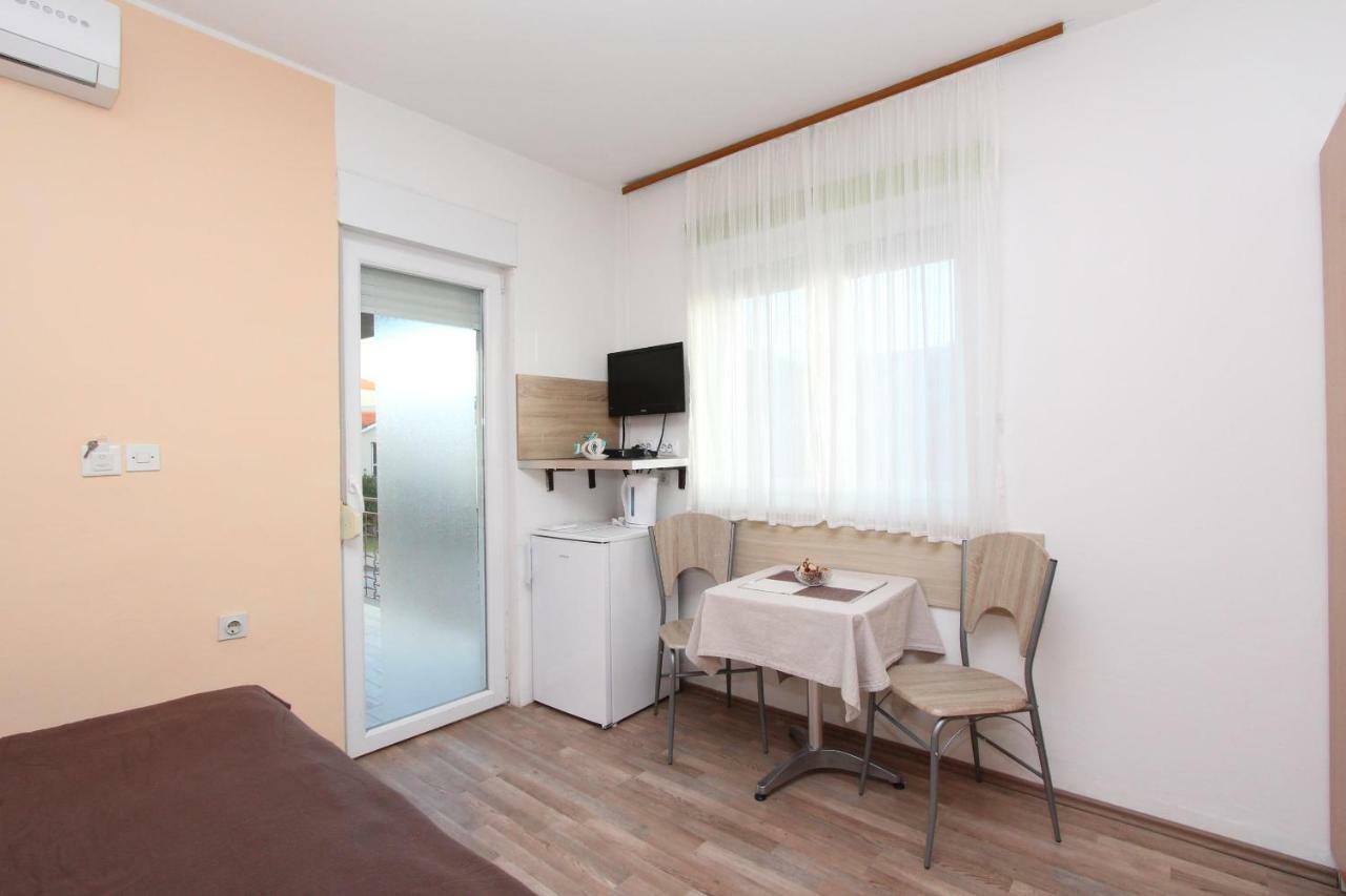 Apartments And Room Eva Ровинь Экстерьер фото